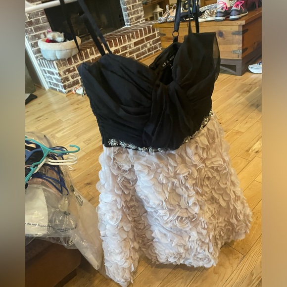 As U Wish Black and White Floral Dress with Sequin Belt - Picture 4 of 8